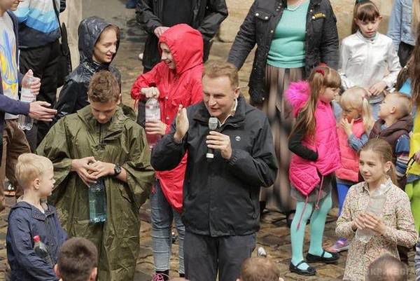  У Львові влаштували масовий Ice Bucket Challenge (фото, відео). У Львові відбулося свято під назвою "Поливаний понеділок" , в ході якого жителі міста обливали один одного водою.