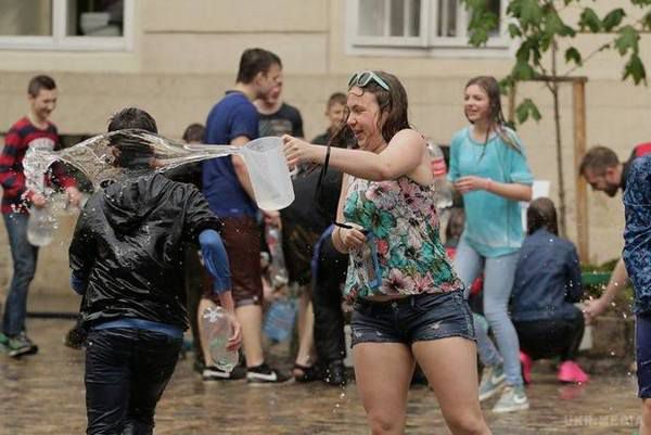  У Львові влаштували масовий Ice Bucket Challenge (фото, відео). У Львові відбулося свято під назвою "Поливаний понеділок" , в ході якого жителі міста обливали один одного водою.