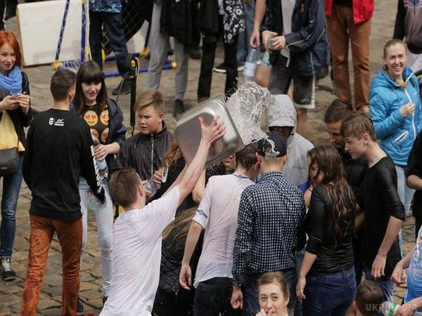  У Львові влаштували масовий Ice Bucket Challenge (фото, відео). У Львові відбулося свято під назвою "Поливаний понеділок" , в ході якого жителі міста обливали один одного водою.