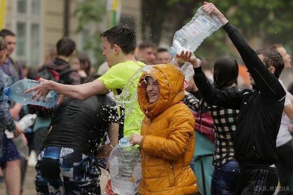  У Львові влаштували масовий Ice Bucket Challenge (фото, відео). У Львові відбулося свято під назвою "Поливаний понеділок" , в ході якого жителі міста обливали один одного водою.