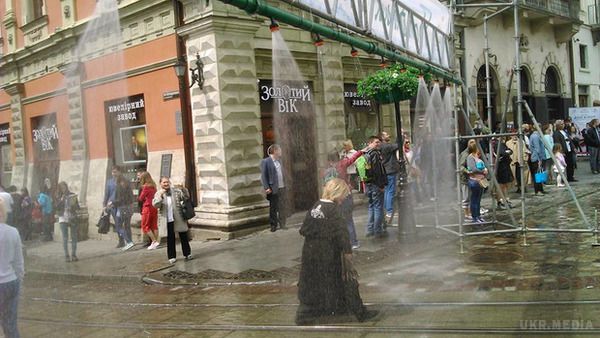  У Львові влаштували масовий Ice Bucket Challenge (фото, відео). У Львові відбулося свято під назвою "Поливаний понеділок" , в ході якого жителі міста обливали один одного водою.