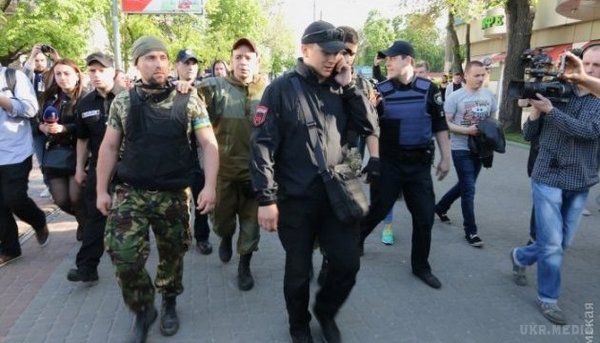 Куликове поле-Бійка через "колорадські стрічки ". Помітивши на одній з клумб поряд з Куликовим полем символіку держави-агресора, а також георгіївську стрічку на одягу присутніх, представники "Правого сектору" запропонували "зняти начеплені колорадські стрічки".