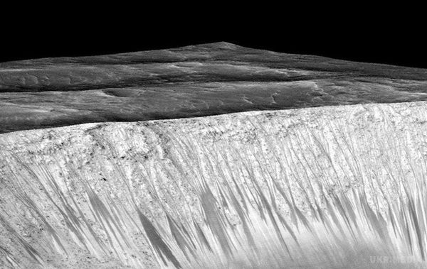 На Марсі знайшли сліди киплячої води (фото). Чорні сліди на Марсі залишені не просто потоками солоної води, а киплячою водою, кажуть вчені.