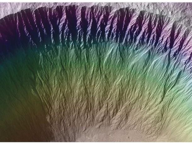 На Марсі знайшли сліди киплячої води (фото). Чорні сліди на Марсі залишені не просто потоками солоної води, а киплячою водою, кажуть вчені.