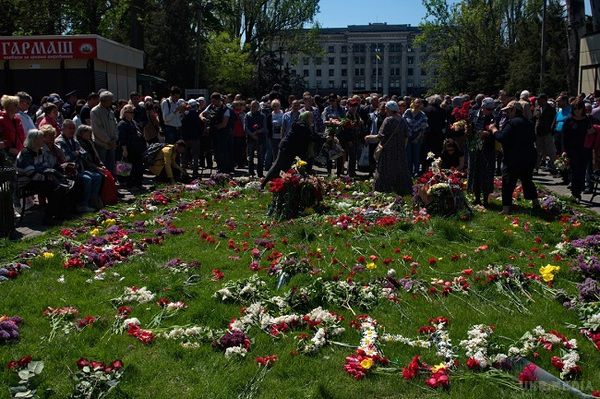 По мінному полю: як Одеса відзначала другу річницю трагедії 2 травня (фото). Налякавши жителів можливістю провокацій, одеські влади 2 травня все ж змогли зберегти в місті відносний порядок. Для цього довелося не пустити громадян на Куликове поле, заборонивши вшанувати пам'ять загиблих у Будинку профспілок.