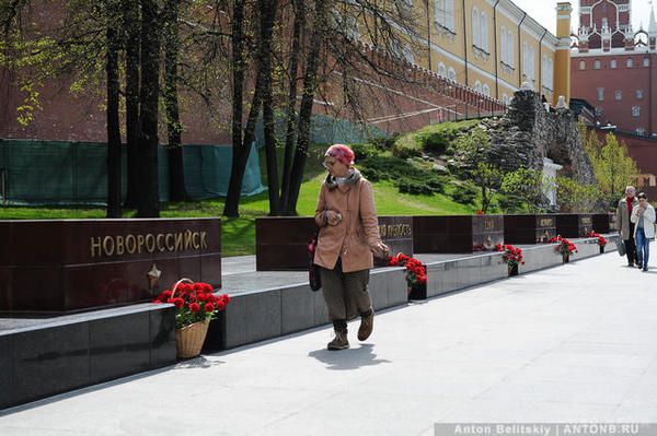 Кремль не визнає Київ містом-героєм у Другій світовій війні. У Москві напередодні Дня перемоги меморіал місту-герою Києву залишили без квітів