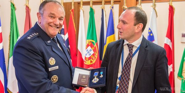 Екс-головком сил НАТО в Європі Бридлав нагороджений орденом Ярослава Мудрого. Порошенко нагородив екс-головнокомандувача сил НАТО в Європі Бридлава орденом Ярослава Мудрого V ступеня.