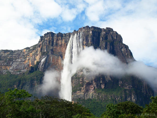 Красиве відео: водоспад, заввишки в кілометр зняли з квадрокоптера. Венесуельський водоспад Анхель, по праву вважається найвищим у світі, потрапив в об'єктив камери квадрокоптера. Красиве відео надихає і захоплює.