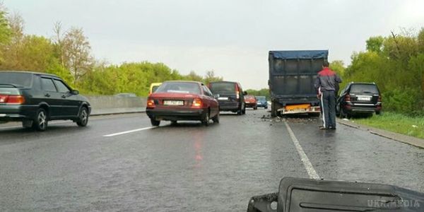 Жахливе ДТП під Києвом: Lexus влетів у вантажівку (фото). Водій Lexus виїхав на випередження і влетів у вантажівку.