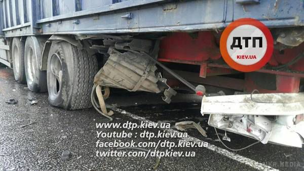Жахливе ДТП під Києвом: Lexus влетів у вантажівку (фото). Водій Lexus виїхав на випередження і влетів у вантажівку.