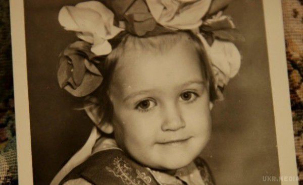 Холостяк 6 сезон: дитячі фото Сніжани. Учасниця 6 сезону шоу "Холостяк" (канал СТБ) Сніжана побувала на самих романтичних побаченнях з Іраклі Макацарія. Бабуся дівчини поділилася дитячими фотографіями внучки.