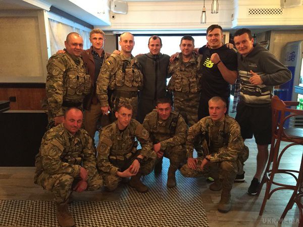 Олександр Усик відвідав зону АТО (фото). Боксер заїхав до військовослужбовців Донецького і Краматорського загонів.