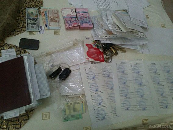 Директор товариства на підставі підроблених документів ошукав банк на мільйон. Чоловік оформив кредитний рахунок, з якого в подальшому зняв всі гроші та зник