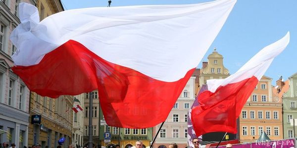 У Варшаві пройшли два мітинги: "за Європу" і проти. У Варшаві пройшли два мітинги, пов'язаних з Євросоюзом: польська опозиція протестує проти політики уряду, а націоналісти - проти втручання ЄС у політику Польщі.