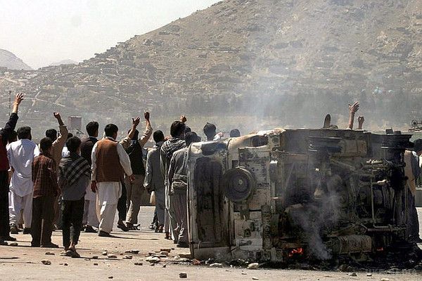 В Афганістані згоріли живцем 50 людей (ФОТО). Страшна трагедія трапилася сьогодні, 8 травня, вранці в афганській провінції Газні. 