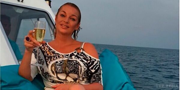 Шанувальники відомої танцівниці  думають, що Анастасія Волочкова перетворюється в алкоголічку. Фанати Анастасії Волочкової виявилися неприємно здивовані нинішнім зовнішнім виглядом.