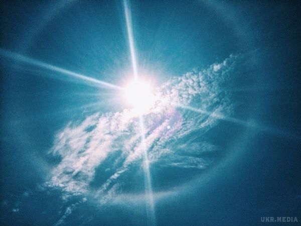 "Це дуже красиво": одесити спостерігали в небі рідкісне природне явище (фото). У небі над Одесою спостерігали рідкісне природне явище під назвою гало, коли навколо сонця з'явилося кільце, яке переливалося барвами веселки.
