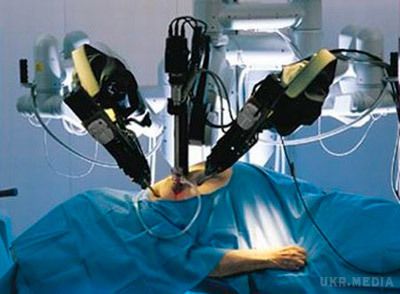  Першу в світі операцію провів робот-хірург. До ідеалу ще далеко - практично всі маніпуляції робота контролювали справжні хірурги. Але ж і перші обчислювальні машини займали десятки квадратних метрів!