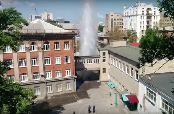 У харківській школі попрацював "фонтан" з п'ятиповерховий будинок (відео). У Харкові на території школи №5 прорвало трубу. Відео з величезним фонтаном" води було опубліковано користувачем Олександром Соколом у YouTube.