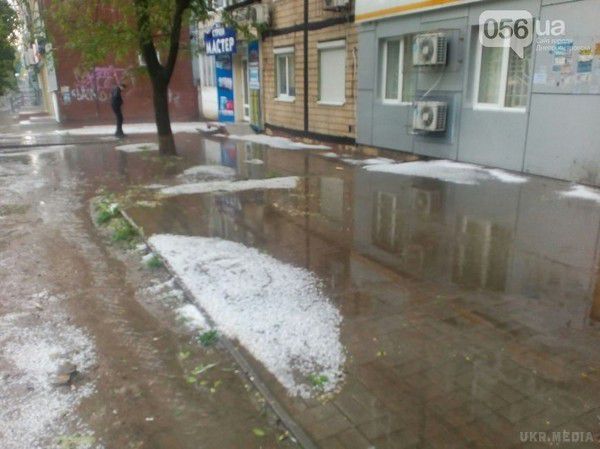 Дніпропетровськ засипало градом (фото). Двори і вулиці виглядають по-зимовому.