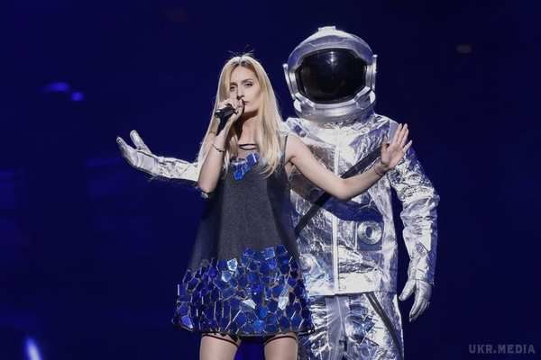 Гагарін, я вас любила: Молдова вийшла на сцену Євробачення 2016 з космонавтом (фото, відео). Представниця Молдови Лідія Ісак вийшла на сцену Євробачення 2016 в компанії чоловіка, одягненого в костюм космонавта.