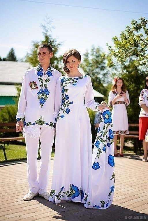 "Українська бомба": мережу підірвали яскраві фото "бандерівського" весілля. У мережі набрали популярність фото з весілля української пари, яка вирішила в урочистий день одягнутися незвичайно.