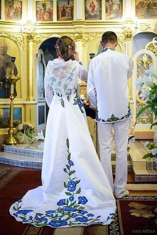 "Українська бомба": мережу підірвали яскраві фото "бандерівського" весілля. У мережі набрали популярність фото з весілля української пари, яка вирішила в урочистий день одягнутися незвичайно.