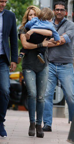 Колумбійська співачка Шакіра прогулялася зі своєю дитиною по вулицях Іспанії. Шакіра з молодшим сином була помічена на вулицях Барселони