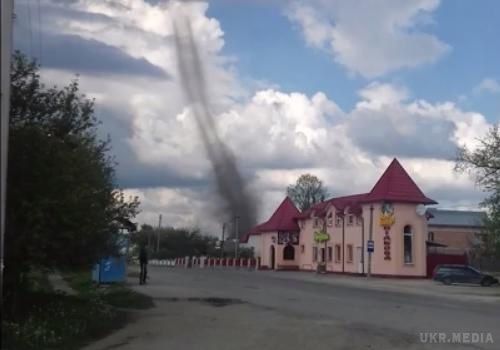 На Тернопільщині пройшовся гігантський торнадо (відео). Жителів сіл Плотича і Івачів Тернопільської області перелякав величезний торнадо.