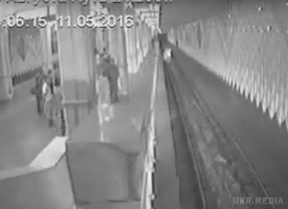 У Харкові жінка з дітьми кидається під поїзд(ВІДЕО). На 14-й секунді ролика жінка вистачає дочок і стрибає прямо під колеса поїзда, що наближається.
