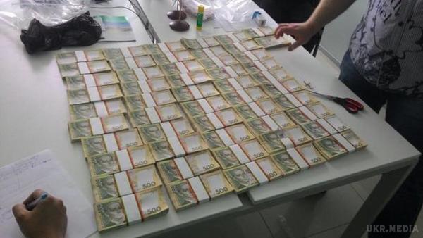 Як стати мільйонером за день: приклад голови сільради Сумської області. СБУ затримала на багатомільйонному хабарі голову сільради одного з сіл Сумської області. Чиновник просив невелику винагороду, а в сумі виходив непоганий куш.