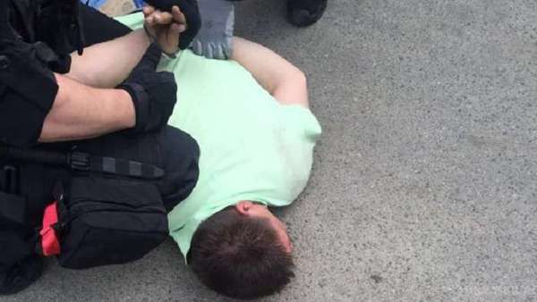 Поліція припинила діяльність банди, члени якої викрадали та вбивали людей заради квартир. Нещодавно співробітники поліції у Києві зупинили діяльність злочинного угрупування, члени якого викрадали та вбивали жителів української столиці заради отримання їхніх квартир. Як виявилось, «чорні рієлтори» мали певні зв'язки із окремими правоохоронцями столичного управління Національної поліції.