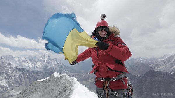 Світ навиворіт: Дмитро Комаров встановив український прапор на вершині Гімалаїв (фото). Ведучий тревел-шоу Світ навиворіт " Дмитро Комаров разом з оператором програми зійшов на легендарну вершину Гімалаїв – Айленд-пік (6189 м), де встановив український прапор.