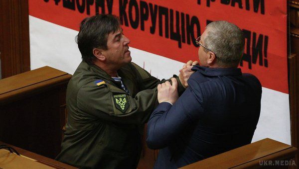 Засідання Ради закрили через бійку між Тимошенко і Вілкулом. Після того, як Вілкул почав виступати російською мовою у сесійній залі почали лунати обурені вигуки. Кілька нардепів, серед яких був депутат від "Народного фронту" Юрій Тимошенко, підійшли до трибуни і стали заважати Вілкулу.
