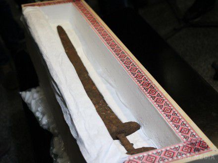 В Україну повернули меч вікінгів. До Міжнародного аеропорту "Бориспіль" прибула офіційна делегація, яка повернула незаконно вивезений закордон стародавній меч вікінгів. 