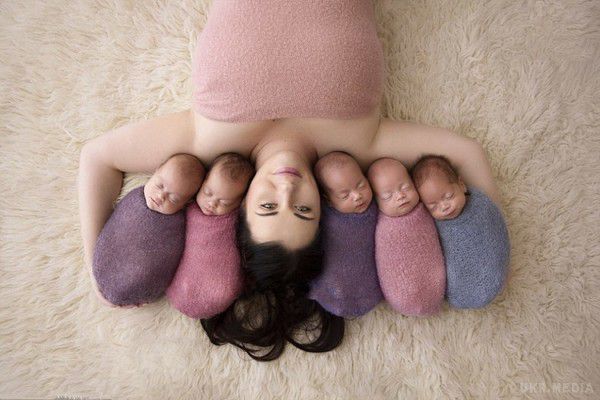 Мама п'ятірні знялася в першій фотосесії зі своїми малюками. Австралійка Кім Тукки народила п'ятірню в січні, а днями жінка поділилася першими професійними знімками своїх малюків.