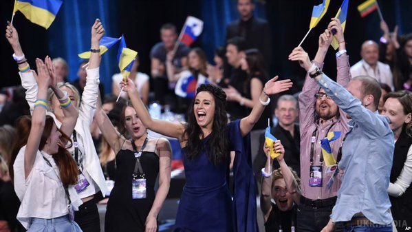 Порошенко і Гройсман привітали Джамалу з перемогою на Євробаченні. Президент і прем'єр-міністр України привітали співачку з перемогою.