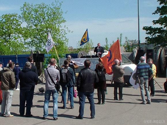 Жителі Петербурга з вилами вийшли на мітинг за відставку російського уряду (ФОТО). У Санкт-Петербурзі у суботу, 14 травня, пройшов мітинг під гаслом «Терпіти втомилися – ви нас дістали!». Люди протестували проти погіршення соціально-політичних умов життя громадян та вимагали відставки уряду Росії.