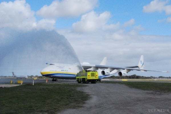 З'явилися фото та відео приземлення українського літака-гіганта «Мрії» у Австралії (ФОТО, ВІДЕО). У мережі з'явилися перші фотографії та відеозапис, що зафіксували приземлення у австралійському аеропорту найбільшого у світі транспортного літака Ан-225 «Мрія», створеного Україною.