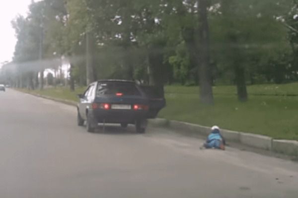 У Харкові дитина випав на проїжджу частину з машини, що їхала. Машина рухалася по правій смузі на невеликій швидкості.
