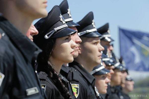 Деканоїдзе анонсувала істотне підвищення зарплат поліцейських. Слідчий не може ефективно працювати, отримуючи 4 тис. зарплати, вважає Деканоїдзе.

