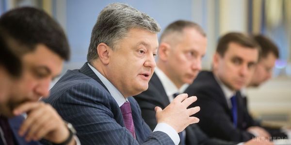 Президент України Петро Порошенко закликав "Велику сімку" продовжити санкції проти РФ. Порошенко під час зустрічі з послами "Великої сімки" (G7) нагадав про необхідність продовження санкцій проти Росії.