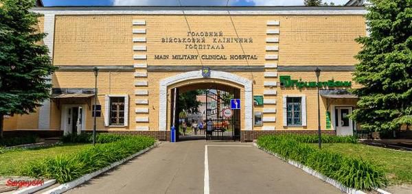 Щоб поставити кіоск у морзі: До Центрального військового госпіталю в Києві поприїжджали "тітушки". Їм платять за провокацію по 200 гривень на день.
