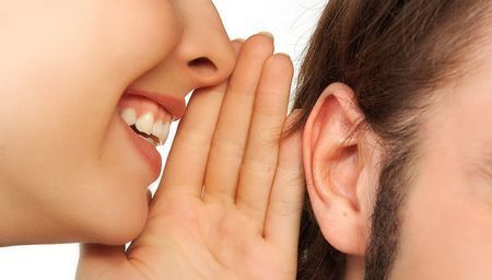 Раптово закладені вуха можуть свідчити про низку проблем. Дуже часто на цей симптом люди не зважають