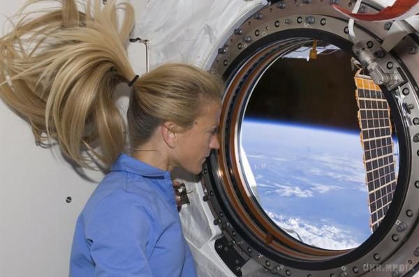 Як живуть астронавти на борту МКС (фото). Пропонуємо вашій увазі підбірку фотографій, що розповідають, як протікає життя астронавтів на борту Міжнародної космічної станції.