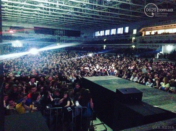 Концерт «Океану Ельзи» в Маріуполі зібрав 40 тисяч глядачів (ФОТО) (ВІДЕО). Величезний спорткомплекс «Іллічівець» не зміг вмістити всіх бажаючих подивитися безкоштовний концерт «Океану Ельзи», який відбувся 17 травня ввечері в Маріуполі. 