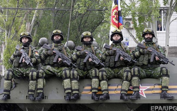 Російсько-український кордон перетнула колона автобусів з військовими РФ - ІО. Військові російської армії прибули в Новоазовськ.