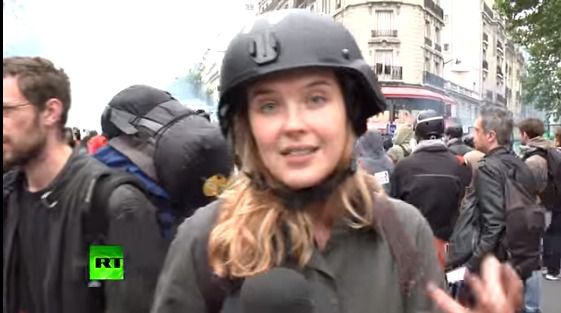 Журналістку Russia Today у Парижі вдарили у прямому ефірі (відео). Крім того, ще один з учасників протесту поплескав у долоні перед об*єктивом камери пропагандистів.