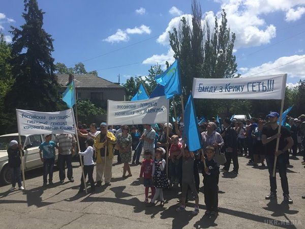  Марш кримських татар пройшов на Чонгарі. У Криму татарам заборонили проводити заходи у річницю депортації.