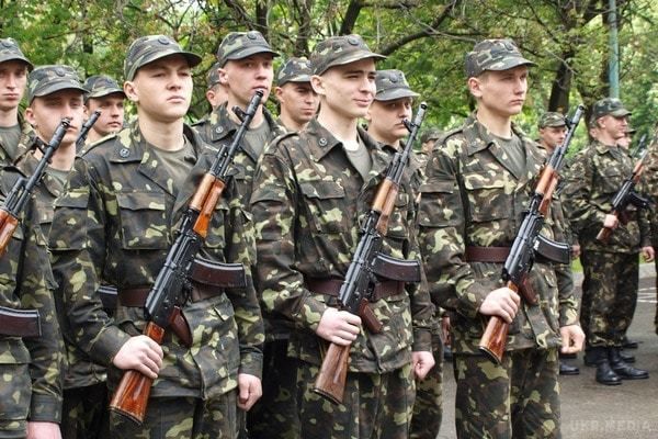 "Все залежить від обстановки": у Міноборони не виключили нової мобілізації. У разі ескалації збройного конфлікту на Донбасі в Україні обов'язково буде оголошена сьома хвиля мобілізації.